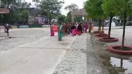 मंझनपुर: मोबाइल-फेस रिकग्निशन की जंजीरों में जकड़ीं आंगनबाड़ी कार्यकर्ता, शोषण के खिलाफ मंझनपुर में फूटा आक्रोश, प्रदर्शन