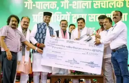 डिंडौरी: जनजाति कल्याण केंद्र महाकौशल गोसदन बरगांव को भोपाल में आचार्य श्री विद्यासागर जीव दया पुरस्कार से सम्मानित किया गया