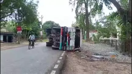गाज़ीपुर: गाजीपुर वाराणसी नेशनल हाईवे पर बड़ा हादसा टला, सरैया के पास गिट्टी लदा ट्रक पलटा