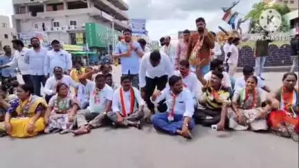 మంచిర్యాల: ఎమ్మెల్యే ప్రేమ్సాగర్ రావు పై అనుచిత వ్యాఖ్యలు చేస్తే సహించేది లేదనిబెల్లంపల్లి చౌరస్తా లో కాంగ్రెస్ నాయకులు రాస్తారోకో