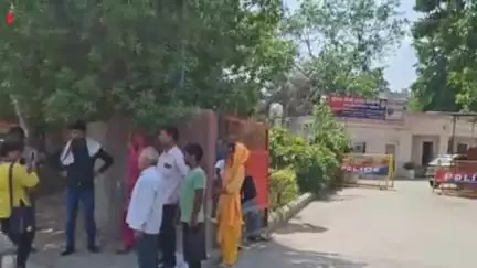 संजय कॉलोनी में चाकू से गोदकर युवक की हत्या युवक की घरवाली ने दोस्तों पर लगाए हत्या के आरोप...
#murder