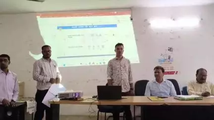 गोविंदपुर: झारखंड निर्वाचन आयोग के निर्देश पर गोबिंदपुर में BLO को प्रशिक्षण दिया गया