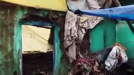 गुमला: लगातार बारिश से टोटो के किसान का मकान गिरा, प्रशासन से मुआवजे की गुहार