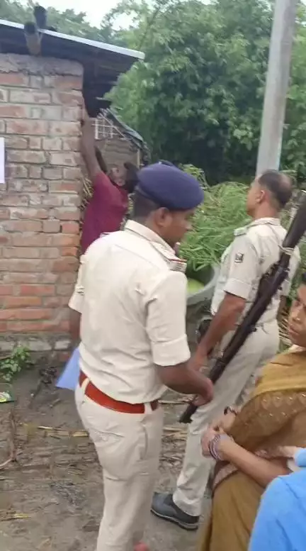 जदिया थाना कांड संख्या 85/24धारा 302/120(b)/34 भा0द0वि0 मे अभियुक्त के घर में निर्गत इस्तिहार का तामिला विधिवत किया गया