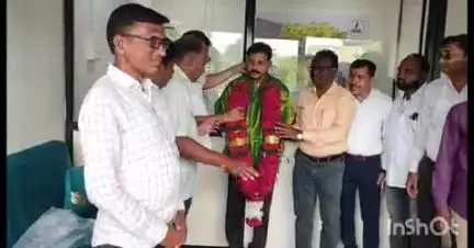 लातूर: वंचित बहुजन आघाडीचे नेते विनोद खटके यांचा डी मार्ट जवळील कार्यालयात पत्रकार संघाकडून सत्कार