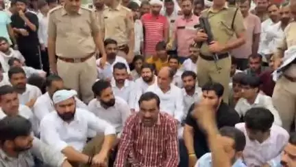 नागौर: नागौर के जारोड़ा निवासी डॉ. राकेश बिश्नोई को न्याय दिलाने की मांग को लेकर बेनीवाल के नेतृत्व में भारी बारिश में धरना