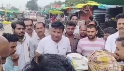 पचोर: राहुल गांधी के जन्मदिन पर पचोर में कांग्रेस कमेटी ने बस स्टैंड पर मजदूरों को फल बांटे