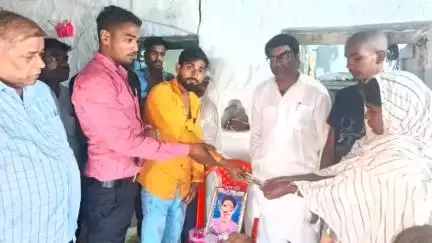 पलारी: खैरी के संरपच चितरेखा लक्ष्मीनारायण घृतलहरे ने वादा पत्र के तहत स्व. उमेंद्र बघेल के पीड़ित परिवार को ₹5000 सहायता दी