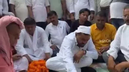 चिरैया: आज़ाद चौक ढाका से रुपहारा पथ में वीरता टोला तक सड़क निर्माण कार्य का शिलान्यास विधायक पवन जायसवाल ने किया
