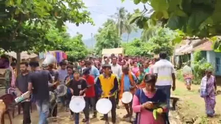 ରାୟଗଡା: ରାମନାଗୁଡ଼ା ବ୍ଲକ ଗୁଲୁଣ୍ଠି ପଞ୍ଚାୟତରେ ବିକାଶ ମେଳା ଅବସରରେ ମାଁ ପାଇଁ ଗଛ ଟିଏ,କାର୍ଯ୍ୟକ୍ରମ ରେ ବୃକ୍ଷ ରୋପଣ  ଅନୁଷ୍ଠିତ