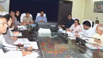 मुंगेली: सड़क सुरक्षा, खनिज प्रबंधन, नशा मुक्ति और पशु संरक्षण पर कलेक्ट्रेट में कलेक्टर ने दिए निर्देश
