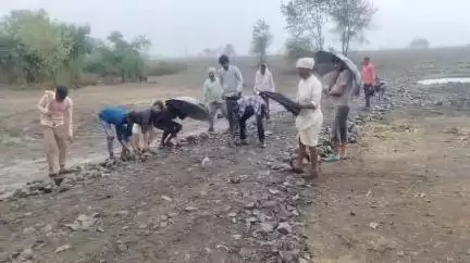 लटेरी: कुंडलपुर के लोग राशन बेचकर निजी खर्चे से बनवा रहे सड़क, मूलभूत सुविधाओं के लिए तरस रहे हैं