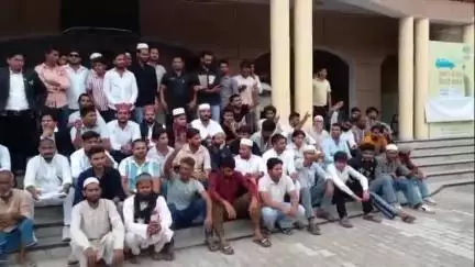अमरोहा: नौगावां सादात के गांव दौलतपुर में हुई हिंसा के बाद कलेक्ट्रेट में धरना प्रदर्शन, मुआवजे की मांग की गई