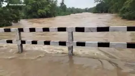 ठेठईटांगर: छिन्दा नदी में जलस्तर बढ़ने से ठेठईटांगर बोलबा रोड पर छिन्दा पुल डूबा
