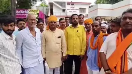 रसड़ा: रसड़ा में महामंडलेश्वर पर आपत्तिजनक टिप्पणी के खिलाफ आक्रोशित लोगों ने किया प्रदर्शन, कोतवाली में सौंपा तहरीर