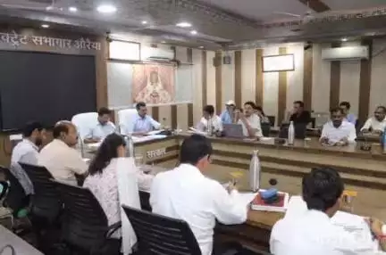 औरैया: लगातार जनपद की गिरती रैंकिंग को लेकर ककोर में बैठक के दौरान डीएम हुए सख्त, कहा- लंबित प्रकरण जल्द निपटाए जाएं