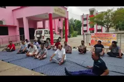 बलरामपुर: सीएमओ ऑफिस परिसर में योग पखवाड़े के अंतर्गत आयोजित हुआ योग कार्यक्रम, योग गुरु डॉ. वीरेंद्र विक्रम सिंह ने कराया योगाभ्यास