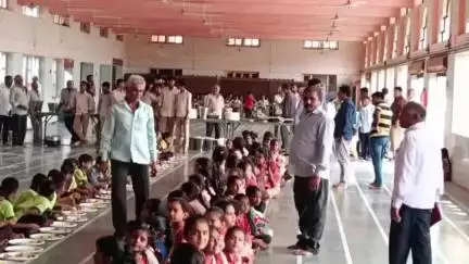 મેંદરડા: મેંદરડાના લેઉવા પટેલ સમાજ ખાતે દાયકાઓ થી ચાલતી પરંપરા મુજબ તમામ નિશાળના 4000 બાળકોએ ભોજન લીધું
