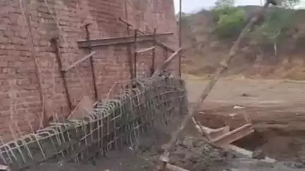 मझगवां: चित्रकूट: जमोहरा नाले पर बन रहे ₹2.50 करोड़ के पुल का लिंटर गिरा, वीडियो वायरल