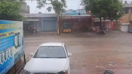 बूंदी: बारिश के चलते थोक फल सब्जी मंडी की दीवार गिरी, किसान को लगी चोट और वाहनों को हुआ नुकसान