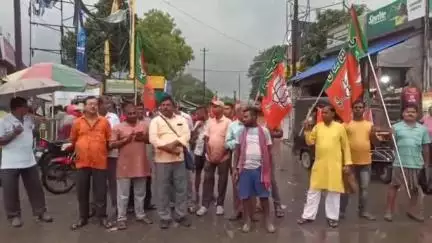 হবিবপুর: BJP-র রাজ্য সভাপতি সুকান্ত মজুমদারকে নিগ্রহের প্রতিবাদে আইহোতে BJP-র আন্দোলন, ক্ষনিকি পথ অবরোধ