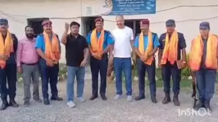 पलिया: नेपाल में फंसे भारतीयों की जान बचाने वाले रेस्क्यू हीरो बने डीएसपी और उनकी टीम को बीजेपी नेता ने किया सम्मानित