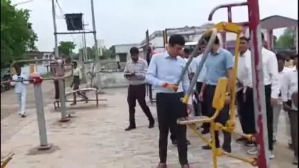 मंझनपुर: मण्डलायुक्त ने जजौली गांव में विकास कार्यों का लिया जायजा, कोटेदार की शिकायत पर दिए सख्त निर्देश