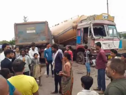 कटनी नगर: लमतरा बाईपास रोड पर हाईवा और बल्कर की भिड़ंत, चालक घायल