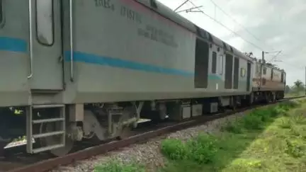 କୋରାପୁଟ ସହର: ବିଦ୍ୟୁତ ତାର ଛିଣ୍ଡିବା ଯୋଗୁଁ ଟ୍ରେନ ଚଳାଚଳ ବ୍ୟାହତ ଭେଜା ଷ୍ଟେସନ ନିଜରରେ ଅଟକି ରହିଲା ବିଶାଖାପାଟଣା କିରୋଣ୍ଡୁଲ ପାସେଞ୍ଜର