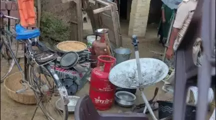 अलीनगर: विशनपुर थाना क्षेत्र में पुलिस बल द्वारा दो फरार अभियुक्तों के घरों की विधिवत कुर्की की गई