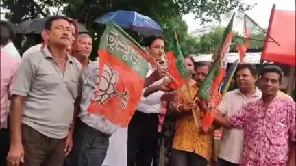 কুমারগঞ্জ: কুমারগঞ্জের শিয়ালপাড়া এলাকায় বিজেপির পথসভায় তৃণমূল ছেড়ে বিজেপিতে যোগ দিলেন প্রায় ২০-২৫ জন