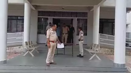 बिरसिंहपुर: बिरसिंहपुर में पुलिस की छापेमारी, एक आरोपी गिरफ्तार, घर से 17 सीसी नशीली कफ सिरप बरामद, एक फरार