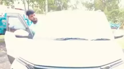 रायसेन: घोड़ापछाड़ पुल के पास कुत्ते को बचाने में कार मोटरसाइकिल से टकराई, चालक घायल