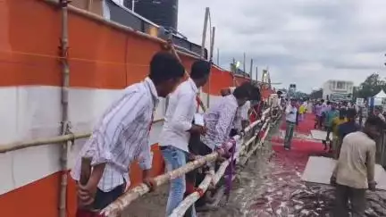 सिवान: बारिश के बाद कीचड़ से जूझते दिखे लोग, बांसों के सहारे सभा स्थल पहुंचे