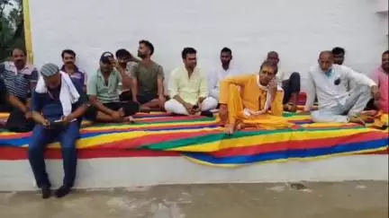 हनुमना: खजुरहन गांव में मऊगंज भाजपा विधायक 7 घंटे से धरने पर बैठे, भारी पुलिस बल तैनात