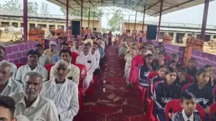 खाचरौद: विधायक डॉ. तेजबहादुर सिंह चौहान ग्राम लेकोडिया में नन्दराज गोशाला संगोष्ठी में शामिल हुए