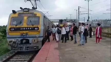 কেতুগ্রাম ১: কাটোয়ায় ঢোকার আগে বিকল ইঞ্জিন, কেতুগ্রামের কাঁকুড়হাটি-নবগ্রাম হল্ট স্টেশনে প্রায় আধঘন্টা দাঁড়িয়ে লোকাল ট্রেন, দুর্ভোগ