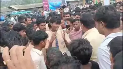 बरहेट: एकलव्य विद्यालय भोगनाडीह में संगीत शिक्षक को हटाने पर छात्रों का विरोध, BDO ने शांत कराया मामला