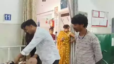 सफीपुर: सफीपुर के देवगनमऊ गांव में पत्नी से नाराज पति ने सुसाइड का प्रयास किया, गले को ब्लेड से काटा