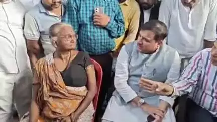 सांसद संजय सिंह ने लंका पर बुलडोजर से तोड़ी गई दुकानों के दुकानदारों से की मुलाकात, पीड़ितों को दिया आश्वासन