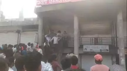 कळमनूरी: शहरात जुने बसस्थानक परिसरात मोबाईल शॉपीला आग, लाखोंचे नुकसान