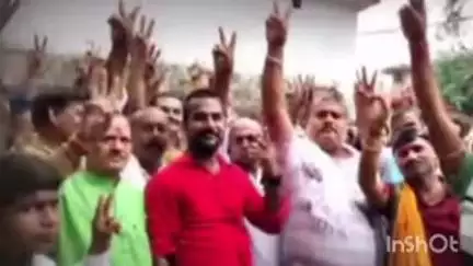 बिहटा: बिहटा प्रखंड कार्यालय में पंचायत उपचुनाव के लिए महिला मुखिया उम्मीदवार ने नामांकन पर्चा दाखिल किया
