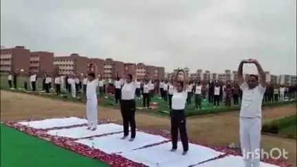 कासगंज: योग सप्ताह के अवसर पर पुलिस लाइन में योग शिविर का आयोजन, एसपी की मौजूदगी में पुलिस कर्मियों को कराया गया योग