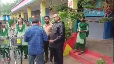 पाटन: राजकीय कृत उत्क्रमित मध्य विद्यालय कारी हार में मुखिया और प्रधानाध्यापक ने 33 छात्र-छात्राओं के बीच...