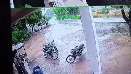 खागा: अल्लीपुर भादर में शराब ठेके से चोरी हुई बाइक, बाइक चोर CCTV कैमरे में कैद, मामला सुल्तानपुर घोष का