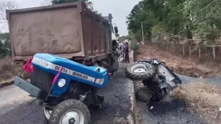 बरही: पडरिया गांव के समीप ट्रक से टकराकर दो हिस्सों में बंटा ट्रैक्टर, घटनास्थल पर पहुंची पुलिस