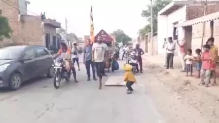 खेकड़ा: हरिद्वार से दंडवत कांवड़ लेकर आए सोनीपत के दिव्यांग कांवड़िया का कान्हड़ देवी मंदिर पर स्वागत किया गया