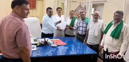धामपुर: धामपुर के बगदाद अंसार विद्युत फीडर पर बिजली समस्याओं को लेकर भारतीय किसान यूनियन ने अधिशासी अभियंता को सौंपा ज्ञापन