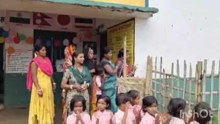 पाकुड़: उपायुक्त ने शहरकोल में बच्चों के साथ तिथि भोज सह जन्मोत्सव कार्यक्रम में किया भोजन