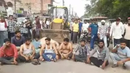 मुरैना नगर: जौरा रोड पर करंट लगने से गौवंश की मौत, गुस्साए गौ-सेवकों ने बिजली घर के सामने किया चक्काजाम